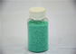 Πράσινα στίγματα θειικού άλατος νατρίου στιγμάτων χρώματος κόκκων που καθαρίζουν τις χημικές ουσίες